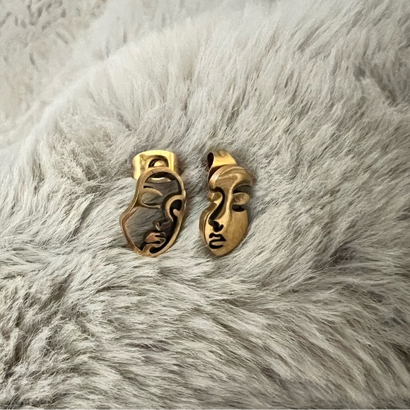 Abstract gold faces stud earrings - Picture 4 of 5